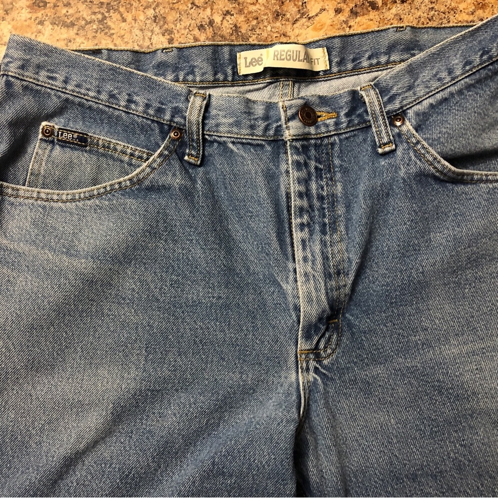 🔥SALE🌟Men’s Lee jeans Regular fit 38x30 naturally distressed hard to find jean - Picture 2 of 8